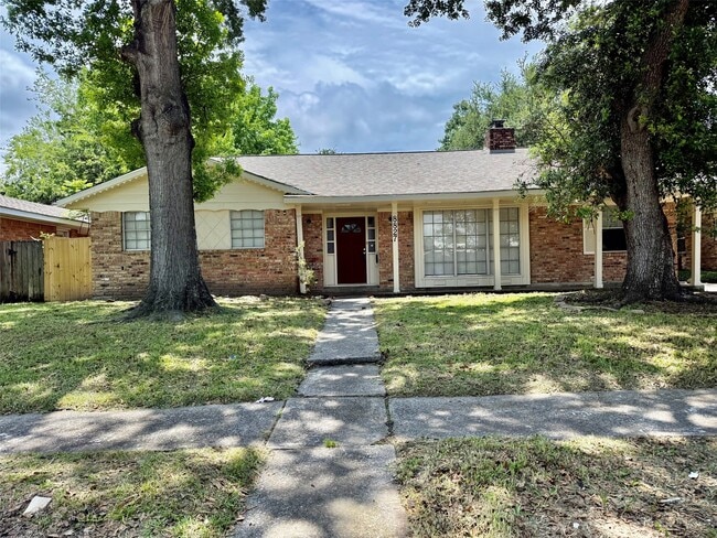 8827 Rowan Ln