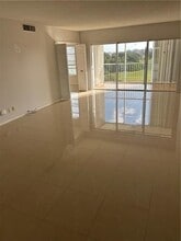 3300 N Palm Aire Dr in Pompano Beach, FL - Building Photo - Building Photo