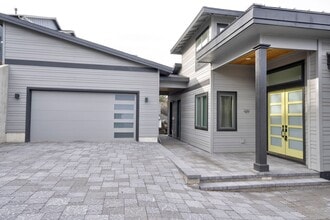 2580 N W Awbrey Point Cir in Bend, OR - Building Photo - Building Photo