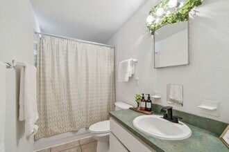 204 Northeast Jefferson Cir N in St. Petersburg, FL - Building Photo - Building Photo