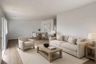 902 E Tiffany Dr in West Palm Beach, FL - Building Photo