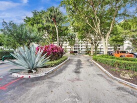 605 Oaks Dr in Pompano Beach, FL - Building Photo