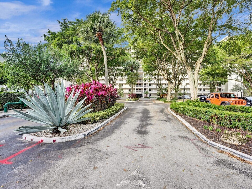 605 Oaks Dr in Pompano Beach, FL - Building Photo