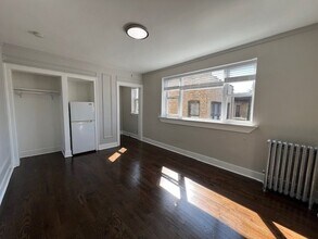 6912 N Ashland Ave in Chicago, IL - Foto de edificio - Building Photo