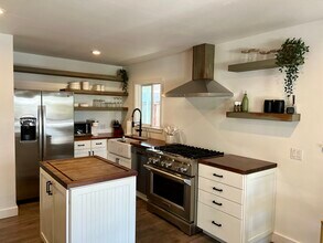 221 Esparto Ave in Pismo Beach, CA - Foto de edificio - Building Photo