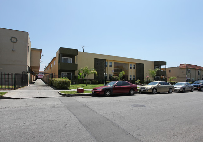 Cedorama in Panorama City, CA - Foto de edificio - Building Photo