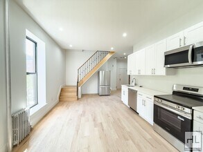 Expansive Sun-drenched Bed-Stuy 7 Bed 3-Ba in Brooklyn, NY - Foto de edificio - Building Photo