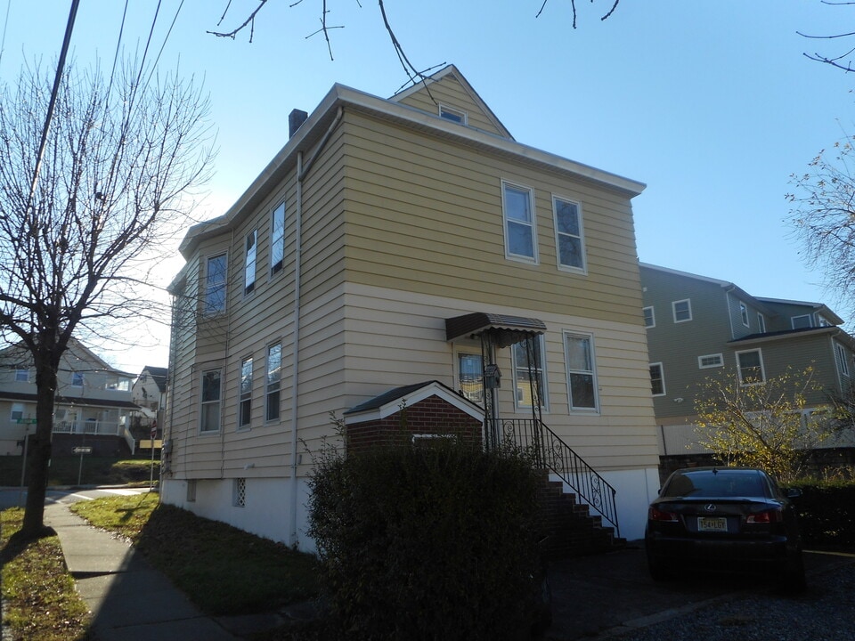 112 Jackson Ave, Unit 1 in Woodland Park, NJ - Building Photo