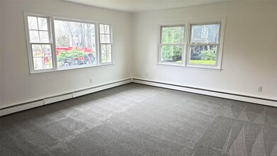 46 Robinson Ave in Bedford Hills, NY - Foto de edificio - Building Photo