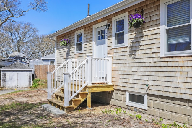 property at 9 Wedgewood Pl