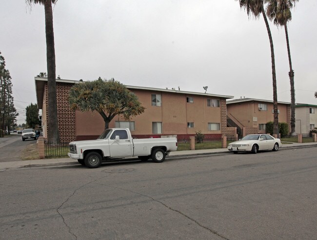 Mandalay Apartments in Garden Grove, CA - Foto de edificio - Building Photo
