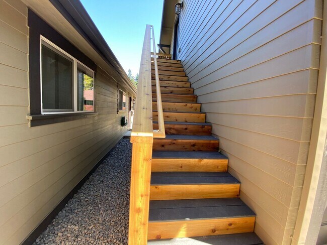 408 Pine St in Hood River, OR - Building Photo - Building Photo