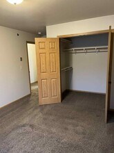 1412 12th Ave SE in Watertown, SD - Foto de edificio - Building Photo