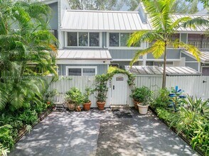 4905 SW 71st Pl in Miami, FL - Building Photo - Building Photo