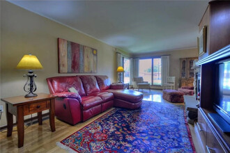 415 12th Ave E, Unit Main Level Private Room 1 in Alexandria, MN - Building Photo - Building Photo