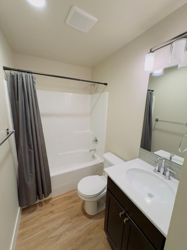 1096 E Fairhaven Ave in Burlington, WA - Foto de edificio - Building Photo