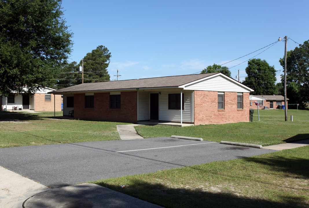 303-401 Willow Dr in Laurinburg, NC - Building Photo