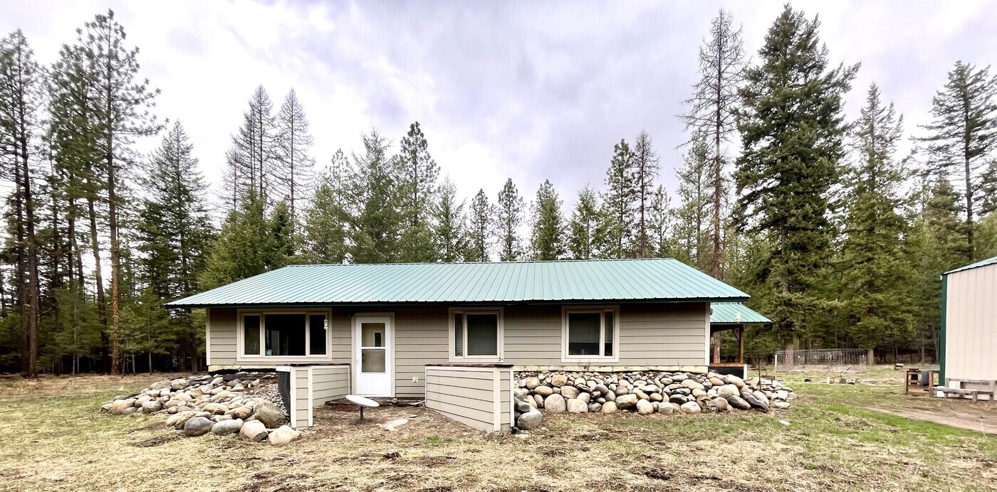 1406 Evans Cutoff Rd in Evans, WA - Building Photo