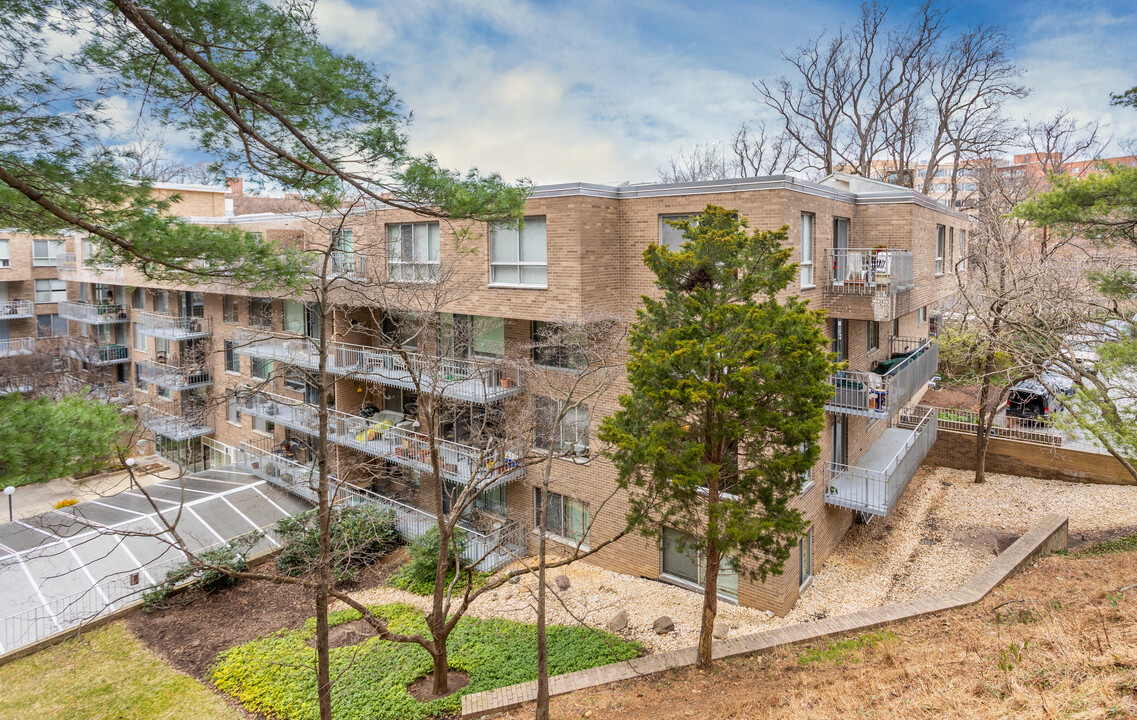 4100 Cathedral Ave NW in Washington, DC - Building Photo