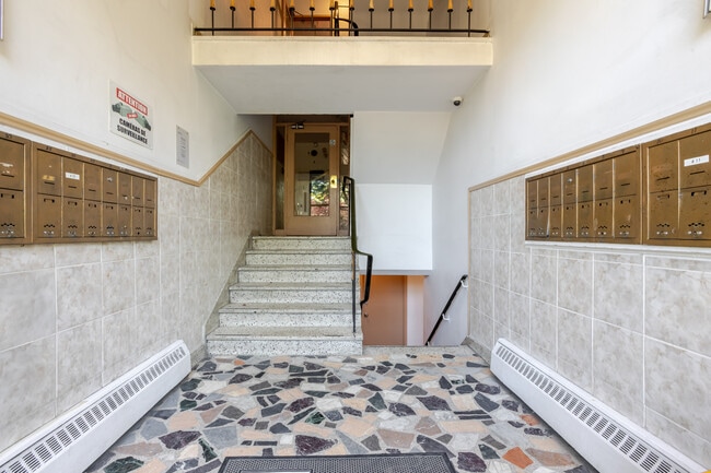 4290-4320 Métropolitain E in Montréal, QC - Building Photo - Building Photo