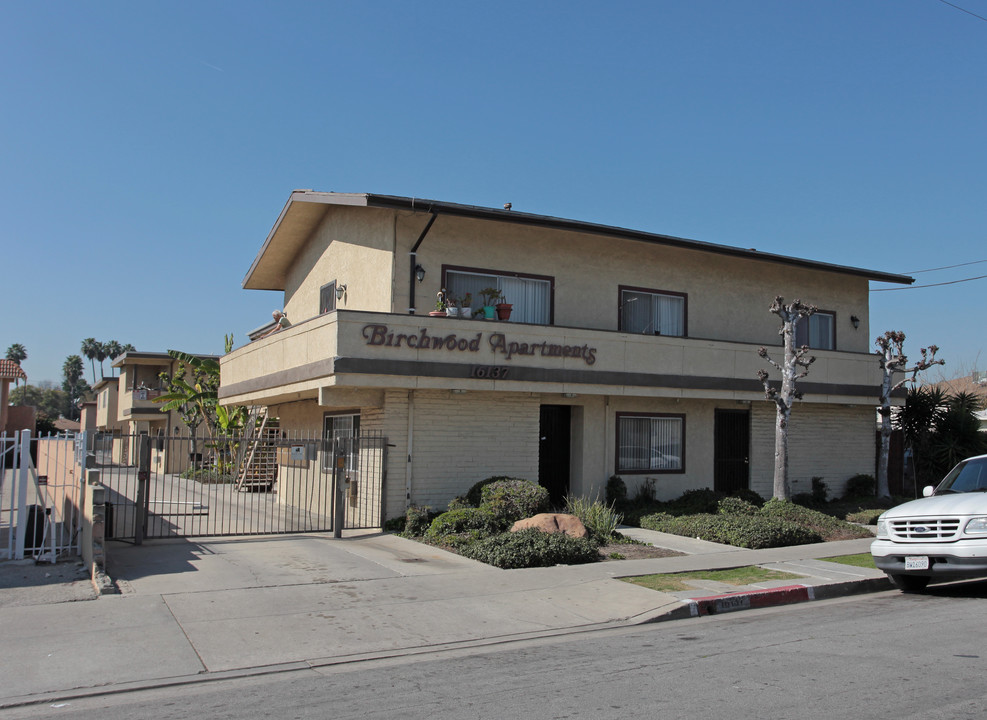 Birchwood Apartments in Bellflower, CA - Building Photo