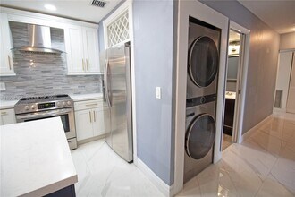 6802 NW 78th St in Tamarac, FL - Building Photo - Building Photo