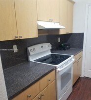 941 NE 169th St in Miami, FL - Building Photo