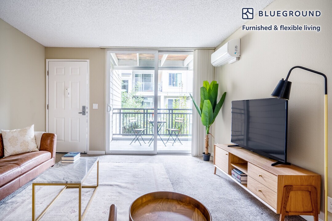 1050 Benton St, Unit FL2-ID390 in Santa Clara, CA - Building Photo