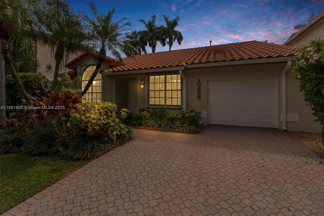 10635 NW 54th St in Doral, FL - Foto de edificio - Building Photo