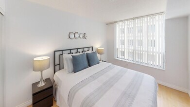 168 Simcoe St in Toronto, ON - Building Photo - Building Photo