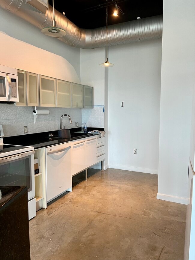 10 South River Drive, Unit Neo Lofts in Miami, FL - Building Photo - Building Photo