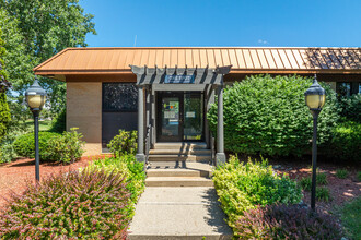 Towne Square Apartments in Lansing, MI - Foto de edificio - Building Photo