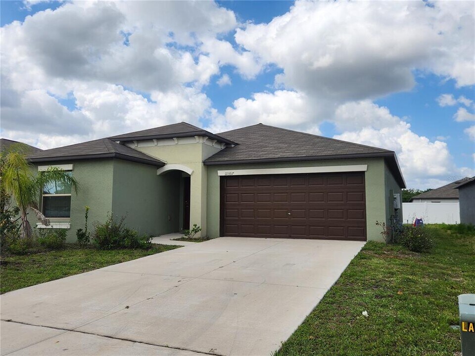 10357 Scarlet Skimmer Dr in Riverview, FL - Foto de edificio
