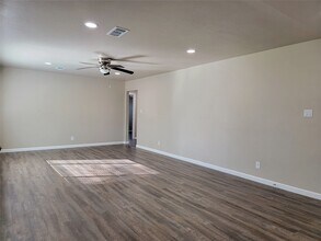 6715 Gwyneth St in Boling, TX - Building Photo - Building Photo