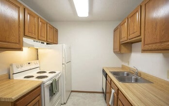 Meadow Wood in Lincoln, NE - Building Photo - Building Photo