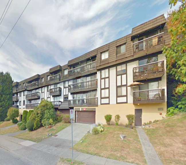 Hampton Court Apartments in North Vancouver, BC - Building Photo - Building Photo