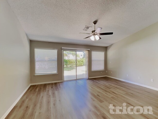 984 Fox Chapel Ln in Jacksonville, FL - Foto de edificio - Building Photo