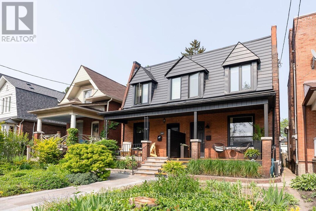 195 Gilmour Ave in Toronto, ON - Building Photo