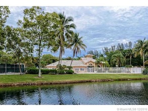 300 Palm Cir W-Unit -305 in Pembroke Pines, FL - Foto de edificio - Building Photo