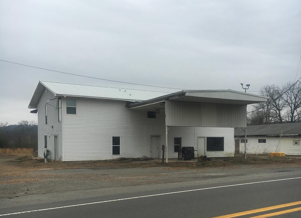 208 Highway 16 E in Clinton, AR - Foto de edificio