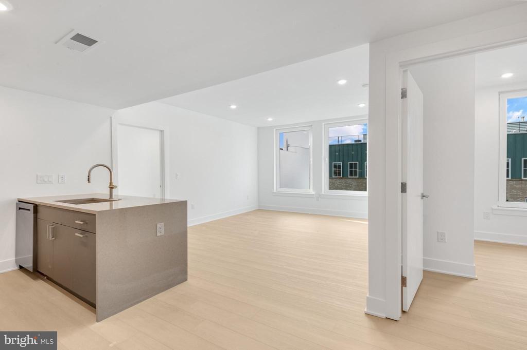 2000 Dreer St in Philadelphia, PA - Building Photo