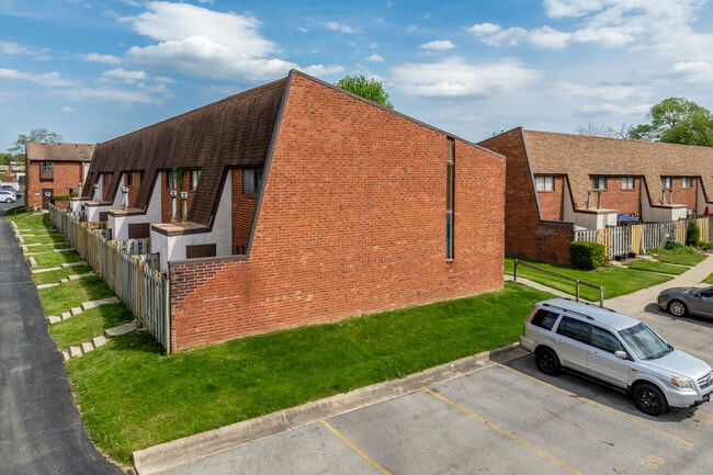 Camelot in Westerville, OH - Foto de edificio - Building Photo