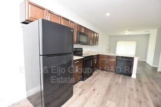 525 Albatross Dr in Poinciana, FL - Building Photo - Building Photo