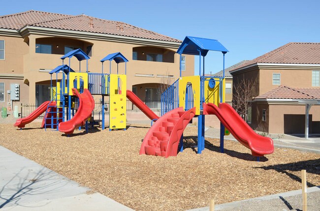 Via Vista Apartment Community in Rio Rancho, NM - Foto de edificio - Building Photo
