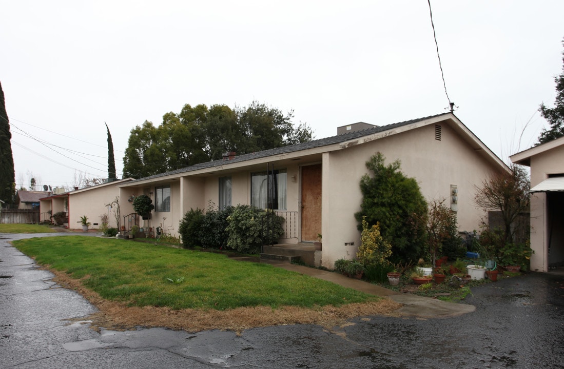 1 N Soderquist Rd in Turlock, CA - Foto de edificio