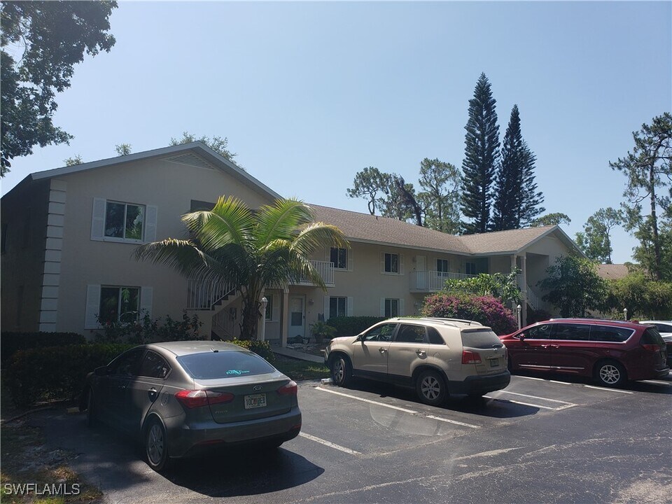 240 Timber Lake Cir in Naples, FL - Building Photo