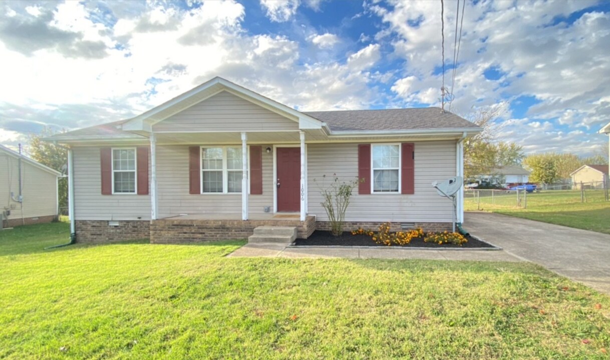 1006 Bush Ave in Oak Grove, KY - Foto de edificio