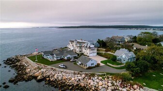 10 Weston Rd in Groton, CT - Building Photo