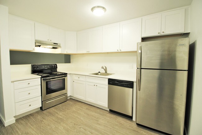 Bayview East Apartments in Bremerton, WA - Building Photo - Building Photo