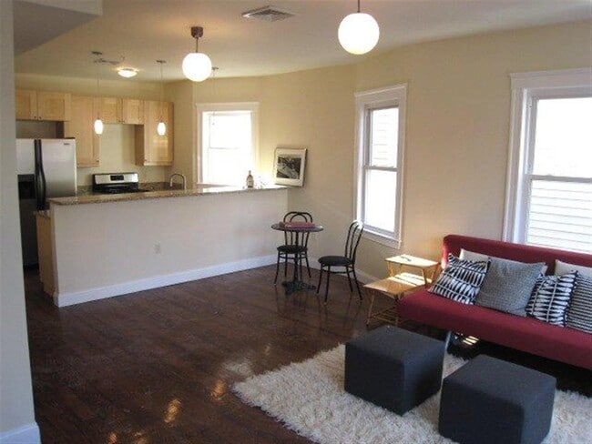 6 Giles Park, Unit 2 in Somerville, MA - Foto de edificio - Building Photo